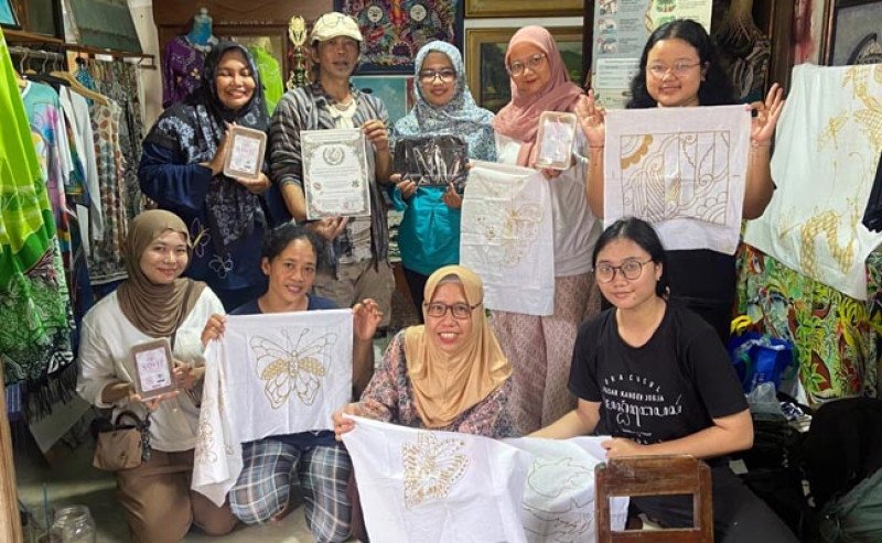 INSTIPER Kenalkan Malam Batik Berbasis Sawit kepada Pengrajin Batik Tamansari