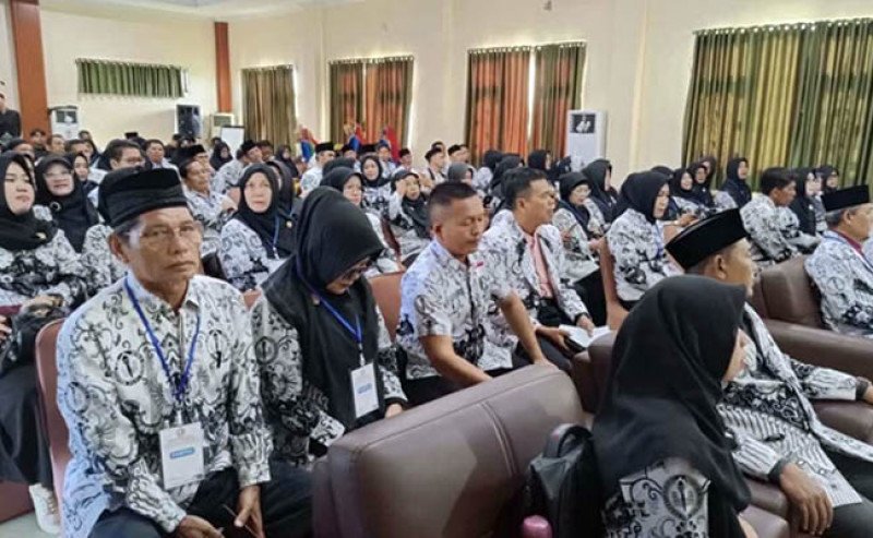 Wali Kota Bengkulu Ajak Guru Tanam 10 Ribu Pohon Kelapa (GEMPALA) di Pantai Panjang