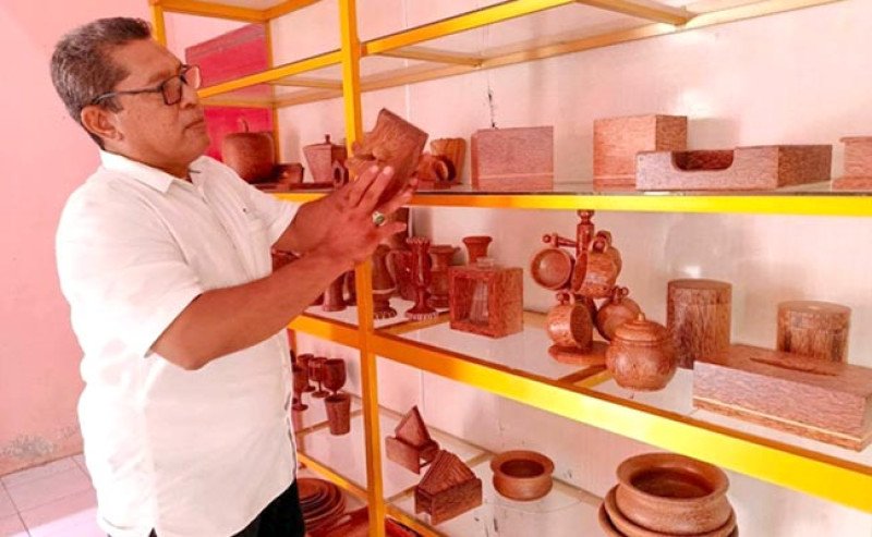 Limbah Batang Kelapa Disulap Jadi Kerajinan Bernilai Ekspor di Sabang