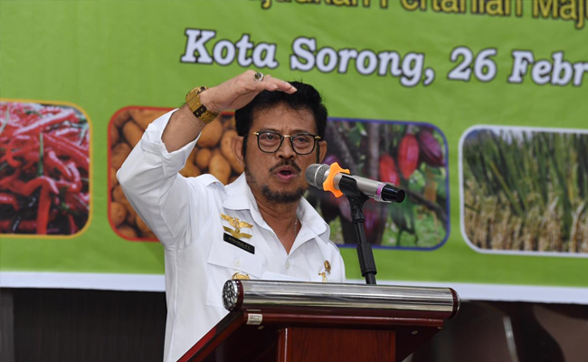 In front of the Counselors and the Farmers in Papua Barat, Syahrul Took to Increase the Production