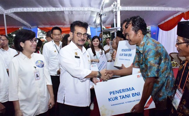 Kunjungi Petani Karanganyar, Mentan SYL Serahkan KUR Untuk Teknologi 4.0