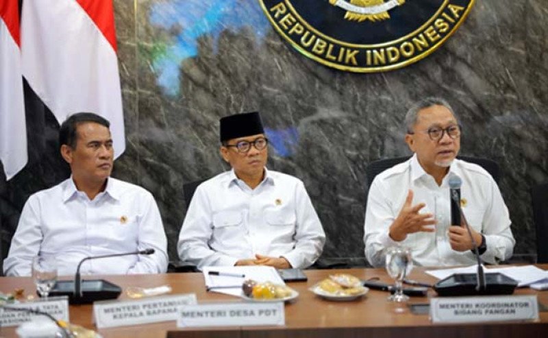 Harga Pupuk Bersubsidi Turun 20 Persen, Menko Pangan Zulkifli Hasan Sebut Terobosan Mentan Amran Bersejarah
