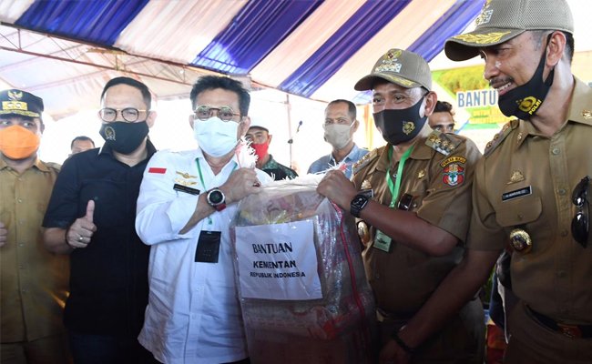 Mentan SYL Serahkan Bantuan Pertanian Senilai 35,7 Miliyar di Kabupaten Wajo