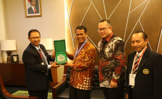 Mentan Andi Amran Didaulat Jadi Bapak Mekanisasi Indonesia