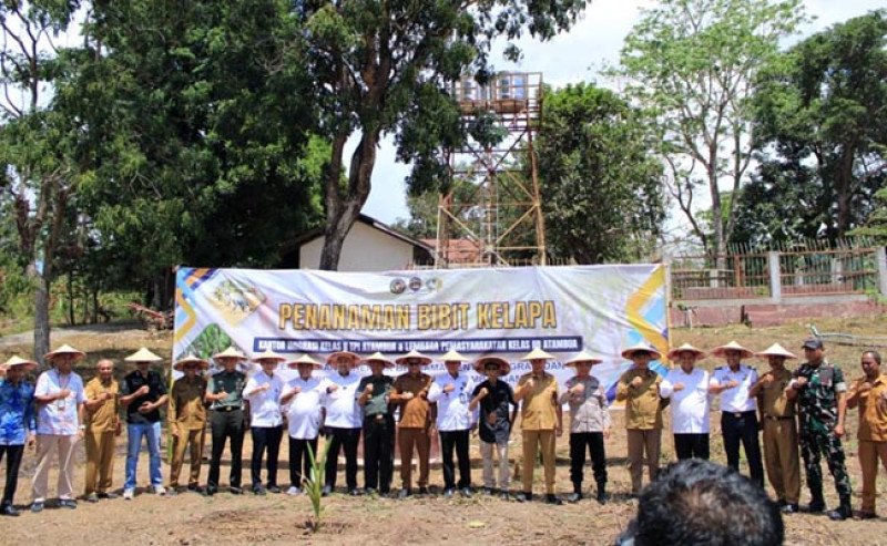 Warga Binaan hingga Pejabat Tanam Kelapa Bersama di Atambua