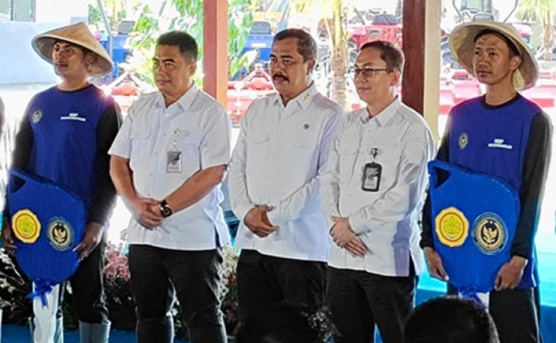 Kementan Serahkan Bantuan Alsintan dan Tanam Kelapa di Nusakambangan
