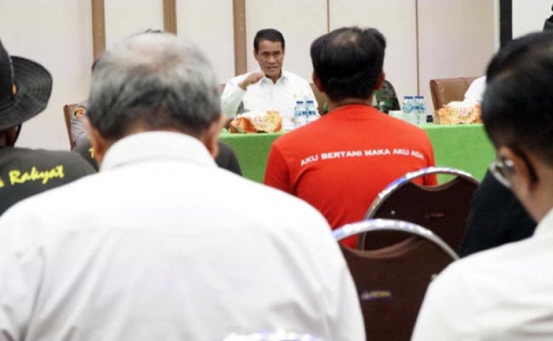 Aksi Petani Indramayu Disambut Humanis, Mentan Amran Bagikan Makanan dan Solusi